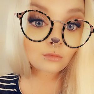 Meet your Posher, Lena